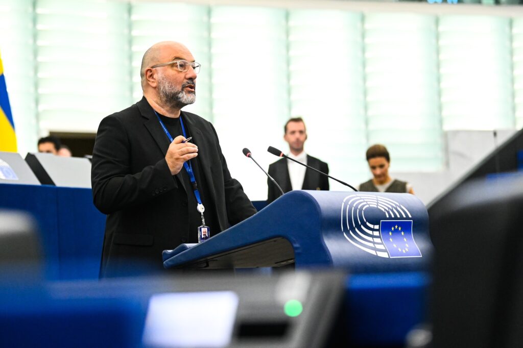 Σάκης Αρναούτογλου